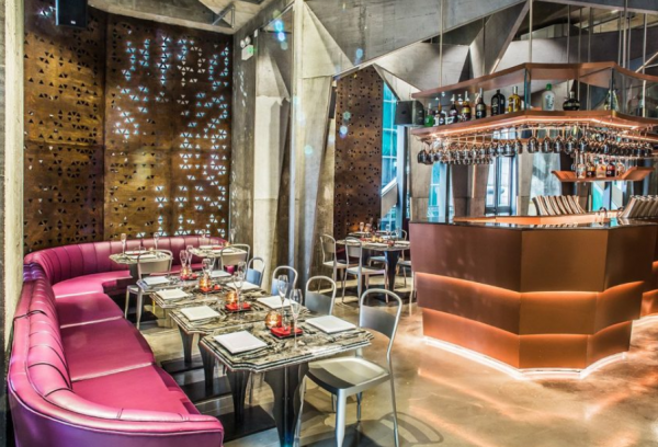 Cafe modern dan mewah dengan desain futuristik